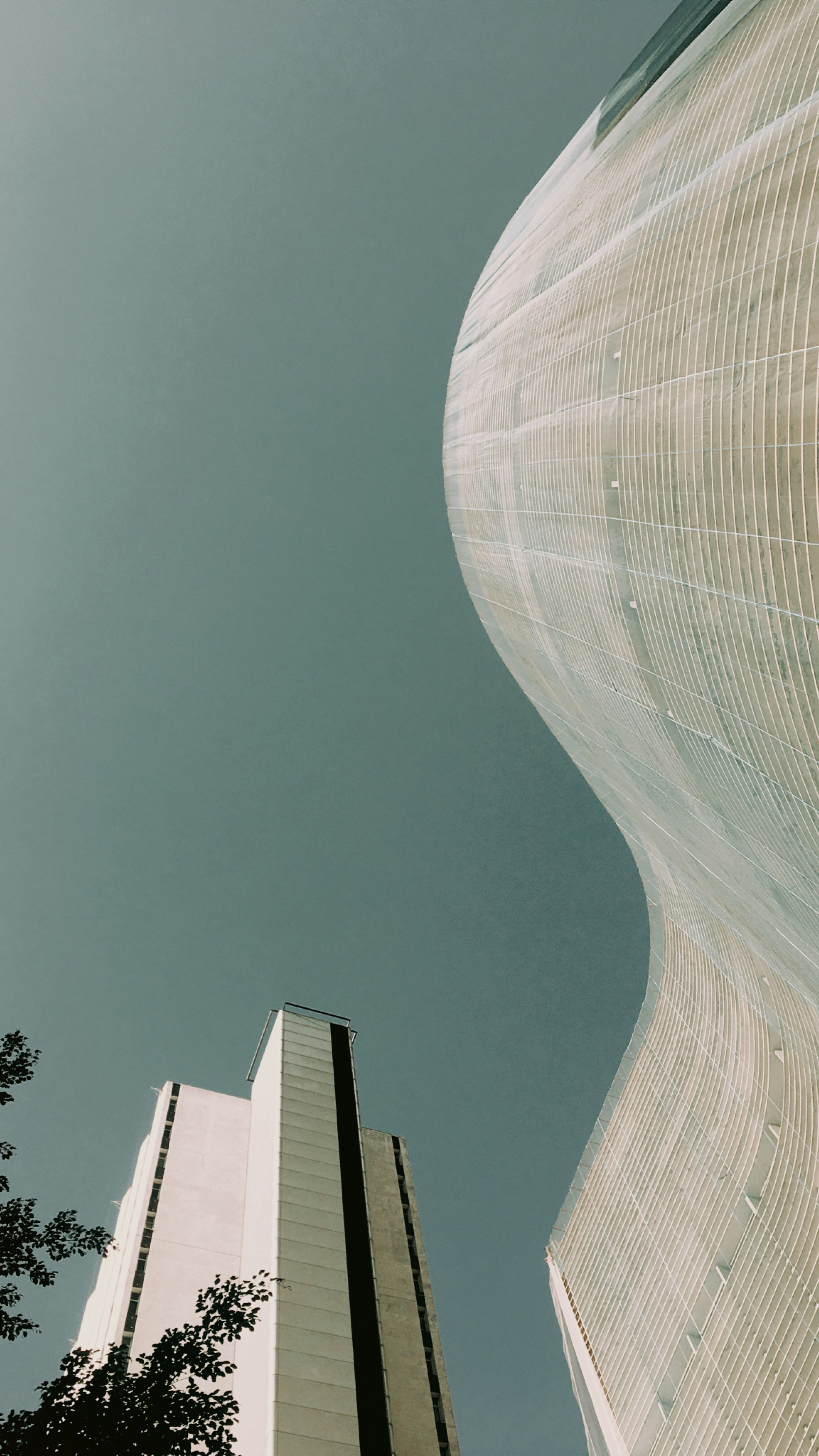 Looking up the rippling horizontal brise-soleil of the S-curved Copan building in São Paulo