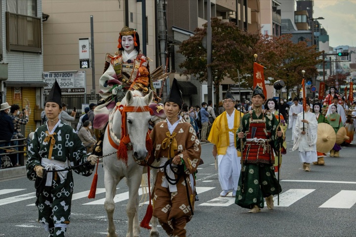 Costumed riders in armour and marchers in the Jidai Matsuri procession on a Kyoto street