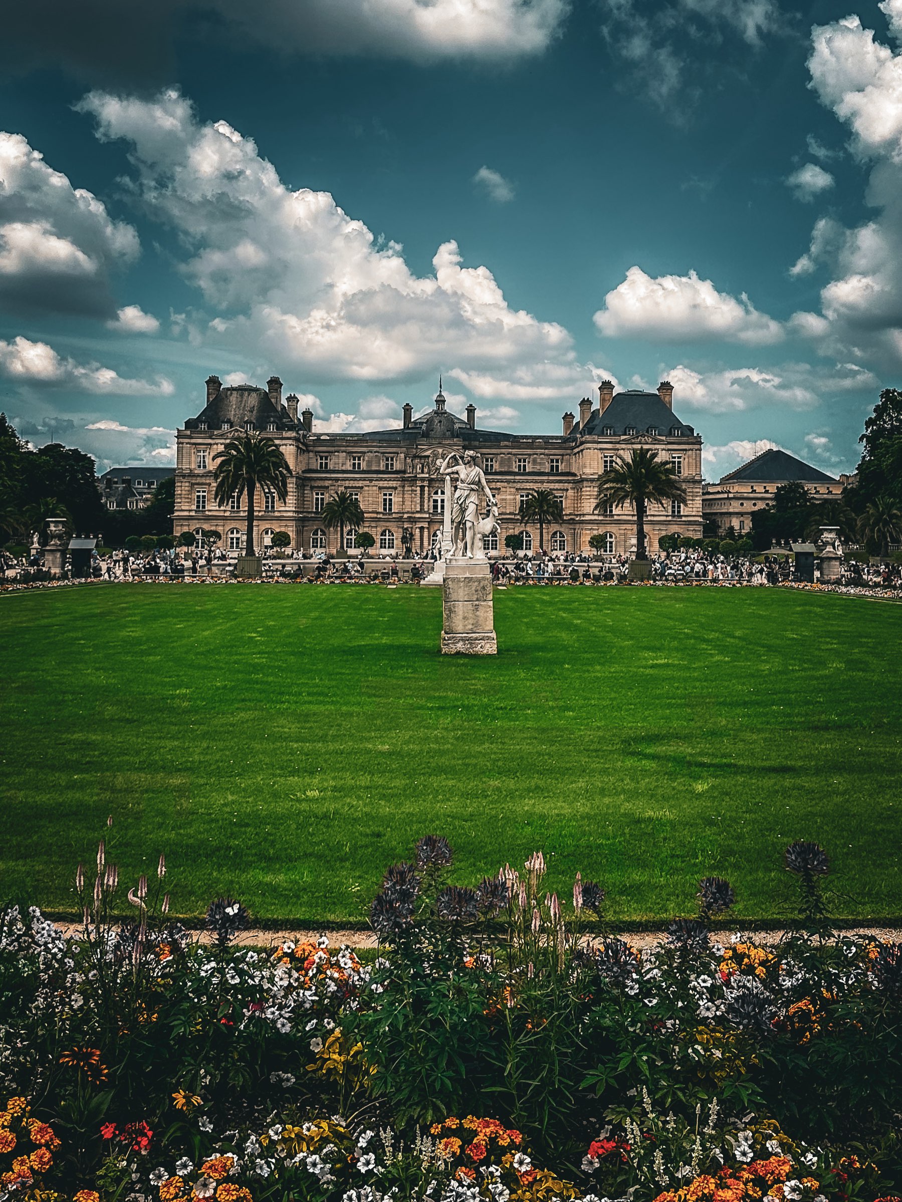 Jardin du Luxembourg, the palace and lawn