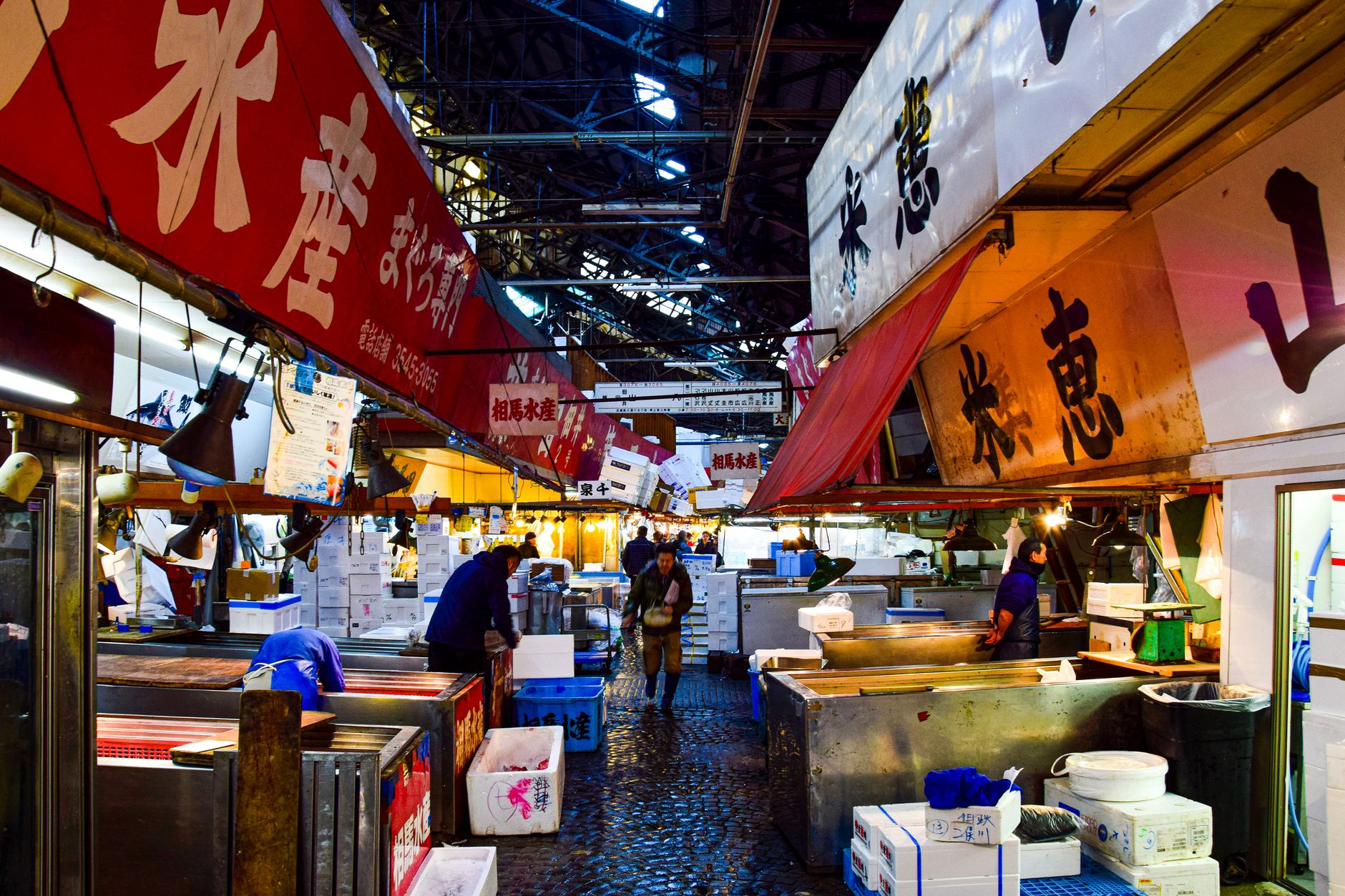 Food stalls and crowds at the Tsukiji outer market in Tokyo