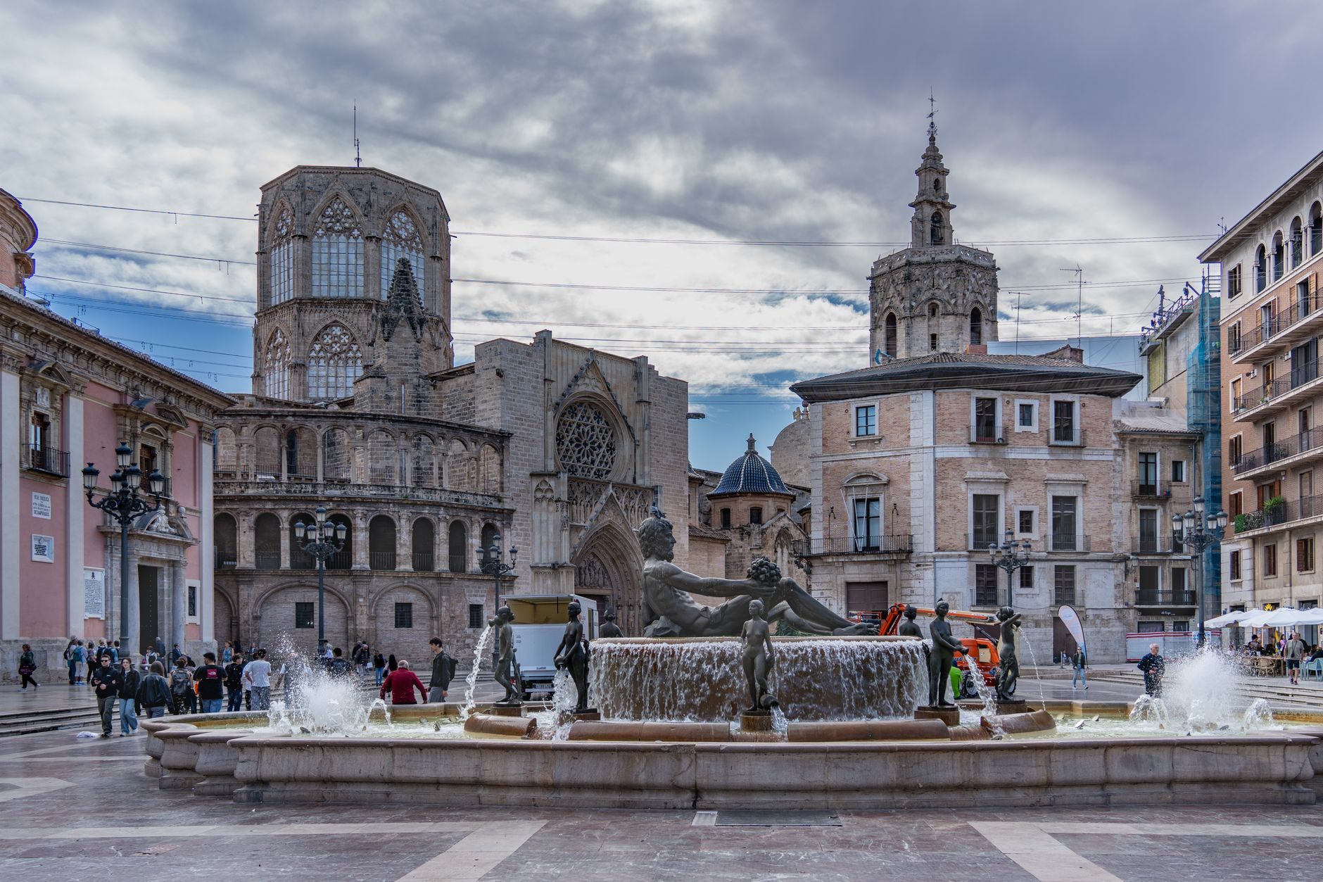 Plaza de la Virgen, with the Turia fountain in front of the cathedral and the Micalet bell tower